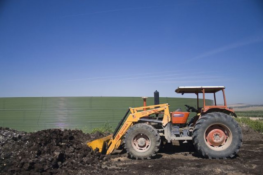 Tractor alpechin andalucia oleo