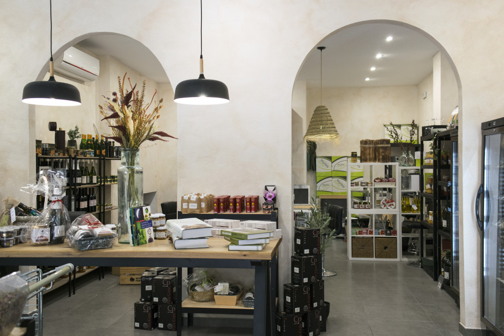 Interior nueva tienda GMN oleo220623