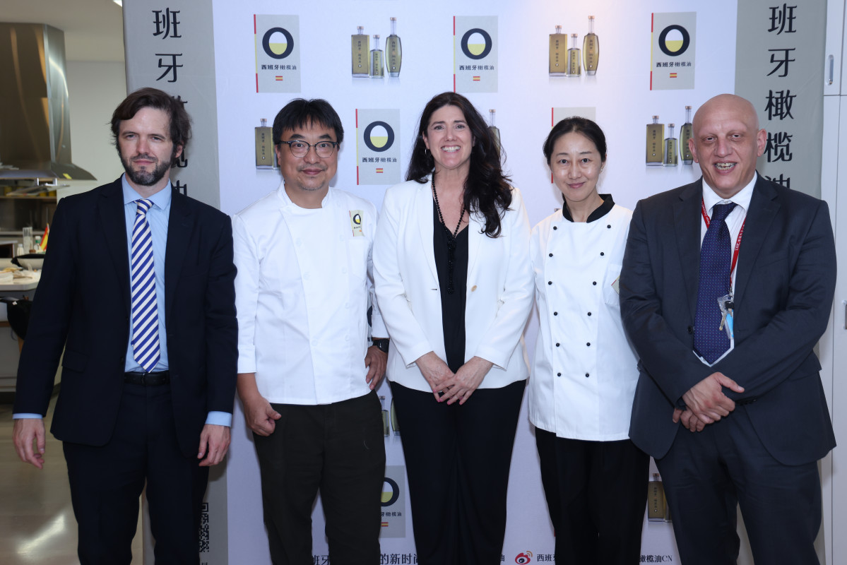 Alfonso Noiega, Gu Chao, Teresa Perez, Guan Nawen y Alfonso Pino