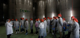 Arancha Salamanqués, Brand Manager en Deoleo, durante la visita guiada a la planta de Alcolea oleo010224