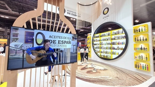 El stand acogio diversos talleres y actuaciones musicales oleo170424