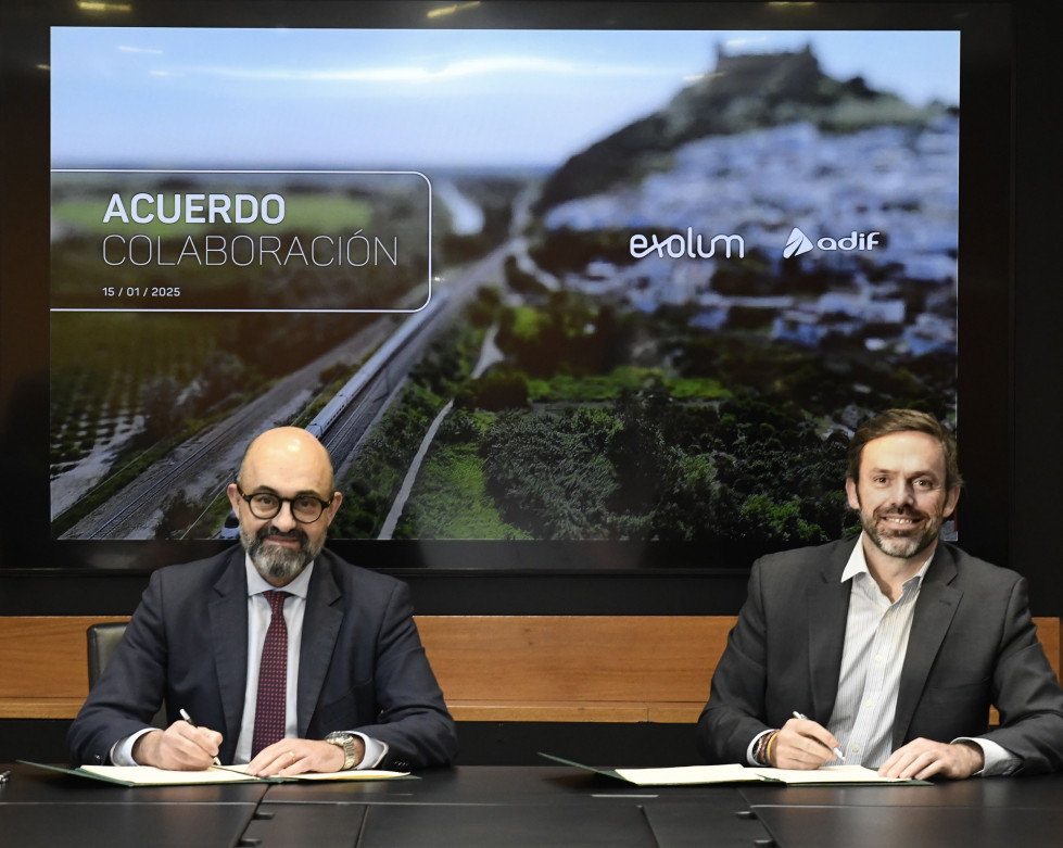 Firma Pedro Marco de la Peña, presidente de Adif, e Ignacio Casajús, Global Strategy & Growth Lead de Exolum